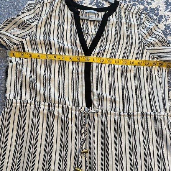 H&M Dress Striped Black & White Feathered Print Drawstring Waist V-Neck Size 14 - Picture 10 of 12